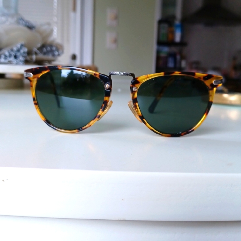 COYOTE VISION TORTOISE SHELL HORN RIM SUNGLASSES with case
